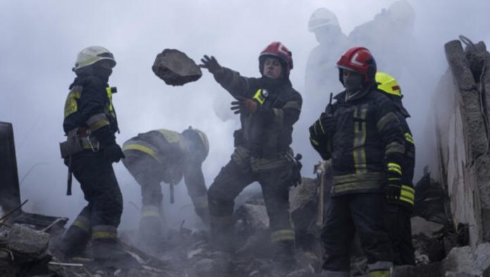 Ukraine: à Dnipro, au coeur des décombres, les habitants laissent éclater leur colère