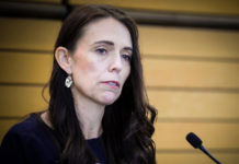 La démission surprise de la Première ministre néo-zélandaise: “Neve, maman a hâte d’être là et Clarke, marions-nous enfin!”