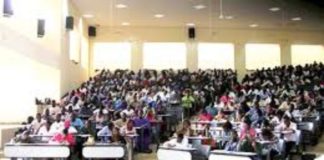 Les étudiants des différentes universités se liguent pour s’opposer à la reprise graduelle des cours en présentiel le 1er septembre qu’ils trouvent «incommode et impertinent». Dans un communiqué conjoint, les étudiants des Universités de Saint-Louis, Dakar et Bambey pensent que les autorités universitaires sont «inconscientes du contexte et de la priorité pédagogique » en voulant faire passer de force ce plan de reprise des cours. Les Amicales de ces universités réitèrent leur opposition à ces plans de reprise irréalistes et entendent combattre ensemble. Elles invitent les autorités universitaires à plus de «lucidité afin de sauver l’année déjà fortement secouée». Pour eux, ces dernières n’ont pas compris l’urgence pédagogique à la suite de l’annonce de la reprise des cours par le ministre de l’Enseignement Supérieur.