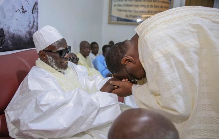 Serigne Mountakha Bachir Mbacké Benit le Président Macky, Fi Ngua Diapeu Fofou leu. Am Ngueureumou Serigne Touba Yomboul.