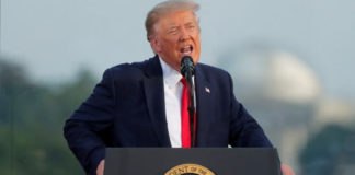 Trump se met sur la défensive après qu'un nouveau livre affirme avoir intentionnellement induit le public américain en erreur sur les dangers du COVID-19
