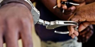 Poursuivi pour recel d’objets volés, Mamadou Ndiaye, boucher de son état, est condamné à un an de prison ferme par la chambre correctionnelle du tribunal de Pikine. En effet, en plus d’être boucher, Mamadou Ndiaye s’adonne également à la livraison à l’instar de beaucoup de jeunes communément appelés "Thiak Thiak". C’est dans le cadre de ce travail qu’il a acheté une moto à …35 000 Fcfa. Se disant propriétaire de deux motos acquises légalement, il argue avoir acheté ce troisième engin dans le seul but d’élargir son business. S’il a acheté la moto à 35 000F, indique-t-il, c’est parce qu’elle était en mauvais état. D’ailleurs, c’est à la suite de ce constat qu’il a chargé un de ses amis de revendre la moto moyennant une commission de 5 000 Fcfa. Malheureusement, rapporte L’AS dans sa livraison de ce vendredi, sa thèse est démontée par le procureur qui a brandi une preuve attestant que la moto a été acquise par son propriétaire en janvier 2020 et que celle-ci ne pouvait pas être usée huit mois plus tard seulement. Confondu par la déclaration du représentant du ministère public, le prévenu est resté muet. Il a été condamné à un an de prison ferme.