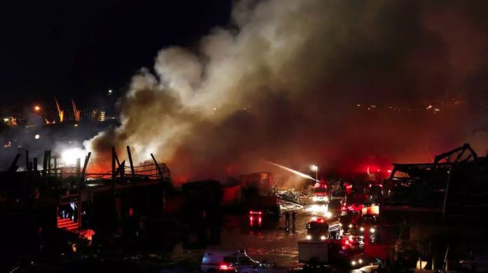 La colère des Libanais ravivée par un incendie sur le port de Beyrouth