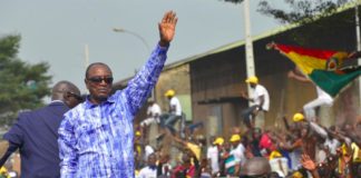 Guinée: Alpha Condé promet des élections pacifiques devant les émissaires internationaux