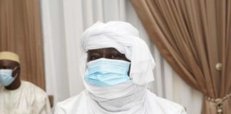 Soumaila Cissé n'a pas attendu d’être chez lui pour prononcer ses premiers mots suite à sa libération. Le chef de file de l'opposition a libéré ses premières paroles au palais de Koulouba où il a été reçu en compagnie des trois autres ex-otages des djihadistes, par le président de la Transition Bah N'daw. Le leader de l'Union pour la République et la Démocratie a admis avoir passé six mois très difficiles aux mains de ses ravisseurs. Soumaila Cissé raconte avoir été en isolement quasi-total et permanent. Cependant, l'homme politique malien avoue qu'il n'a subi aucune violence verbale ou physique de ses geôliers djihadistes. Soumaila Cissé qui n'a pas tari d'éloges sur les nouvelles autorités maliennes a expliqué les raisons du retard accusé par leur libération. « Dès lundi 05 octobre, nous avons été informés que nous sommes libres... C'est vrai qu'aujourd'hui, c'est jeudi (mais) y a des détails liés au protocole de sécurité pour préserver la vie des otages. C'est ce qui fait qu'ils ne sont pas venus plus tôt », fait savoir l'ex otage. Apres six mois aux mains des djihadistes, Soumaila Cissé a été relâché ce jeudi en même temps que l’humanitaire française qui a été enlevée en 2016. Deux otages de nationalité italienne ont aussi recouvré la liberté. Les autorités maliennes ont obtenu la libération de ce quatuor en mettant en liberté plus de 200 personnes emprisonnées pour des faits liés au terrorisme.