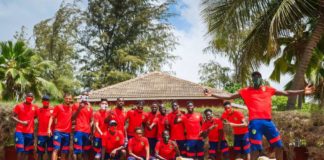 L'équipe de la Mauritanie qui devait affronter le Sénégal en amical, ce mardi, à Thiès, a quitté le sol sénégalais par vol spécial, après l'annulation du match à cause de 8 cas de Covid-19 confirmés au sein de son groupe. C'était attendu, mais le derby n'a pas eu lieu. Sénégal-Mauritanie a été gâché par le coronavirus qui continue de dicter sa loi. Quelques heures avant le coup d'envoi, un communiqué de la Fédération sénégalaise de football est tombé pour annoncer l'annulation de cette rencontre amicale. Une mauvaise nouvelle puisque huit membres de la délégation mauritanienne ont été testés positifs. Un chiffre énorme qui empêche la tenue de ce match du rachat pour les Lions du Sénégal après leur lourde défaite au Maroc (1-3). Ils n'ont pas passé la nuit à Saly Peu donc après l'annonce, les Mourabitounes n'ont pas passé la nuit au Sénégal plus précisément à Saly (Mbour) leur camp de base. Puisqu'ils ont quitté le sol sénégalais le jour même par vol spécial, nous apprend une source. Et d'ajouter qu'une grosse déception règne dans le groupe dirigé par l'entraîneur français, Corentin Martins. Surtout que la Mauritanie avait envie de se mesurer au Sénégal, la première nation africaine. A Nouakchott, la capitale, il y avait un grand engouement autour de ce derby sous-régional. Le football devra donc continuer à traverser ces épreuves jusqu'à la fin de la pandémie qui dure presque un an.