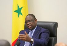 Le phénomène de l’émigration clandestine qui semble reprendre de l'ampleur, préoccupe au plus haut niveau, le président Macky Sall. Dans un communiqué rendu public hier, il a demandé la mutualisation des efforts pour arrêter les nombreux départs à l’émigration. « Le président de la République a donné des instructions pour mutualiser les efforts et a lancé un appel aux populations à plus de vigilance et à la collaboration avec les forces de défense et de sécurité pour préserver la vie des jeunes, tentés par l’émigration clandestine », informe le porte-parole du gouvernement dans un communiqué. Pour rappel, « Entre le 07 et le 25 octobre 2020, cinq pirogues ont été interceptées par la Marine nationale appuyée par la Gardia civile espagnole et des piroguiers sénégalais. Trois cent quatre-vingt-huit (388) personnes ont été secourues. Le 21 octobre, une pirogue a pris feu au large de Dakar, suite à l’explosion du moteur et des fûts de carburant à bord ». Selon le communiqué du gouvernement, des opérations de surveillance en mer sont en train d’être menées, avec des moyens aériens et navals renforcés et une coordination est assurée en permanence pour prévenir les risques.