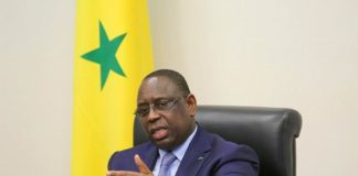 Le phénomène de l’émigration clandestine qui semble reprendre de l'ampleur, préoccupe au plus haut niveau, le président Macky Sall. Dans un communiqué rendu public hier, il a demandé la mutualisation des efforts pour arrêter les nombreux départs à l’émigration. « Le président de la République a donné des instructions pour mutualiser les efforts et a lancé un appel aux populations à plus de vigilance et à la collaboration avec les forces de défense et de sécurité pour préserver la vie des jeunes, tentés par l’émigration clandestine », informe le porte-parole du gouvernement dans un communiqué. Pour rappel, « Entre le 07 et le 25 octobre 2020, cinq pirogues ont été interceptées par la Marine nationale appuyée par la Gardia civile espagnole et des piroguiers sénégalais. Trois cent quatre-vingt-huit (388) personnes ont été secourues. Le 21 octobre, une pirogue a pris feu au large de Dakar, suite à l’explosion du moteur et des fûts de carburant à bord ». Selon le communiqué du gouvernement, des opérations de surveillance en mer sont en train d’être menées, avec des moyens aériens et navals renforcés et une coordination est assurée en permanence pour prévenir les risques.