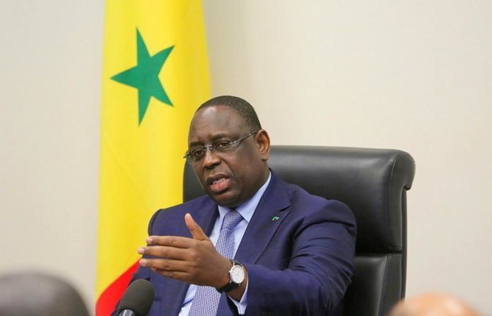 Le phénomène de l’émigration clandestine qui semble reprendre de l'ampleur, préoccupe au plus haut niveau, le président Macky Sall. Dans un communiqué rendu public hier, il a demandé la mutualisation des efforts pour arrêter les nombreux départs à l’émigration. « Le président de la République a donné des instructions pour mutualiser les efforts et a lancé un appel aux populations à plus de vigilance et à la collaboration avec les forces de défense et de sécurité pour préserver la vie des jeunes, tentés par l’émigration clandestine », informe le porte-parole du gouvernement dans un communiqué. Pour rappel, « Entre le 07 et le 25 octobre 2020, cinq pirogues ont été interceptées par la Marine nationale appuyée par la Gardia civile espagnole et des piroguiers sénégalais. Trois cent quatre-vingt-huit (388) personnes ont été secourues. Le 21 octobre, une pirogue a pris feu au large de Dakar, suite à l’explosion du moteur et des fûts de carburant à bord ». Selon le communiqué du gouvernement, des opérations de surveillance en mer sont en train d’être menées, avec des moyens aériens et navals renforcés et une coordination est assurée en permanence pour prévenir les risques.