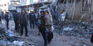 « Les Forces américaines ont mené une frappe contre un groupe de hauts responsables d'al-Qaïda en Syrie qui s'étaient réunis près d'Idleb, a indiqué le commandant Beth Riordan, porte-parole du commandement central de l'armée américaine (Centcom). L'élimination de ces dirigeants d'Al-Qaïda en Syrie va réduire la capacité de l'organisation terroriste à planifier et à mener des attentats menaçant les citoyens américains, nos partenaires et les civils innocents. » La porte-parole américaine n'a pas précisé le nombre de morts. Selon l'OSDH, une ONG basée en Grande-Bretagne, la frappe de drone a visé un rassemblement de jihadistes dans le village de Jakara près de Salqin, dans la province d'Idleb. C'est le dernier bastion hostile au régime du président syrien Bachar al-Assad qui abrite des groupes jihadistes et rebelles menés par Hayat Tahrir al-Cham (HTS), l'ex-branche syrienne d'Al-Qaïda qui domine les zones insurgées. D'après le directeur de l'OSDH, Rami Abdel Rahman, cinq ressortissants étrangers figuraient parmi les jihadistes tués jeudi mais leur nationalité n'est pas établie. Parmi les 11 commandants tués dans la frappe de drone, deux appartenaient au HTS, a-t-il ajouté. Ebaa, l'organe de propagande du HTS, a indiqué de son côté qu'une frappe avait visé « une tente appartenant à l'un des dignitaires » à Jakara, faisant plusieurs morts. L'assassin du professeur de Conflans en lien avec un jihadiste d'Idleb Newsletter Recevez toute l'actualité internationale directement dans votre boite mail Je m'abonne La frappe intervient alors qu'en France, l'assassin du professeur tué par un islamiste tchétchène pour avoir montré des caricatures de Mahomet à ses élèves, était en contact avec un jihadiste russophone en Syrie avant son acte. L'identité de ce jihadiste n'a pas été établie à ce stade, a indiqué une source proche du dossier. Selon le journal Le Parisien, cette personne localisée grâce à son adresse informatique IP serait basée à Idleb. La région accueille des milliers d'étrangers, notamment des Français, des Britanniques, des Tchétchènes, qui s'y sont installés au fil des ans, selon l'OSDH. Après une série de victoires grâce à l'aide militaire de son allié russe, le régime Assad a repris le contrôle d'environ 70 % du territoire syrien. Déclenché en 2011 par la répression d'une révolte populaire contre le pouvoir, le conflit s'est transformé en guerre dévastatrice impliquant une multitude d'acteurs régionaux et internationaux, ainsi que des groupes jihadistes. La guerre a fait plus de 380 000 morts et poussé à la fuite des millions de personnes.