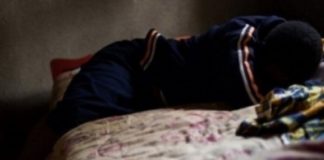 Vagabondage – attentat à la pudeur : Un SDF s’introduit dans un appartement et tripote les seins d’une adolescente