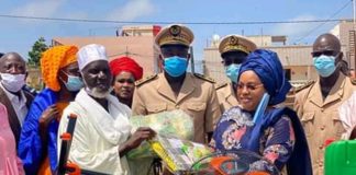 Le ministre Ndèye Saly Diop Dieng apporte sa contribution aux sinistrés de Keur Massar