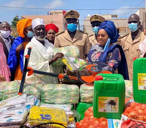 Le ministre Ndèye Saly Diop Dieng apporte sa contribution aux sinistrés de Keur Massar