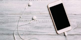 Kaolack: un adolescent électrocuté par les écouteurs de son téléphone portable