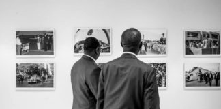 Collaborateur très proche du chef de l’Etat depuis très longtemps, Mohamed Dionne vient de perdre son poste de ministre d’Etat secrétaire général de la présidence. Depuis, les supputations vont bon train. Ce lundi, il s’est adressé au chef de l’Etat au domicile de feu Iba Der Thiam. Ci-dessous son message. «Vous venez encore une fois de poser un grand geste. De faire entrer notre oncle, le professeur iba Der Thiam dans l’éternité en donnant son nom à l’Université de Thiès. Un geste que nous mesurons à sa juste valeur. Je voudrais aussi saisir l’occasion, parce qu’il y a deux jours je suis venu à votre nom avec certains ministres d’Etat présenter vos condoléances à la famille. Aujourd’hui nous vous recevons et j’ai choisi d’être du côté de la famille, mais je suis de tout cœur et j’aurais dû être également du côté du gouvernement. Un gouvernement que j’ai eu le grand honneur de diriger sur votre décision pendant plus de 5 ans presque pour diriger le gouvernement du pays après un an et demi où j’ai assuré les fonctions de coordination du gouvernement sous votre autorité. Cela fait donc 6 ans et demi. Et 6 ans et demi dans la vie d’un homme c’est beaucoup. Aujourd’hui, plus que jamais, nous sommes avec vous pour vous accompagner, dans votre grande ambition pour le pays. J’ai l’habitude de dire que ce qui me lie au Président Macky Sall transcende des fonctions. Il m’appelle affectueusement Mahamete, et moi je l’appelle mon patron. Ce qui nous lie c’est le Sénégal, l’amitié, la foi. Nous avons toujours cru en lui, en tant qu’autorité, que c’est par son autorité l’homme qu’il fallait pour le Sénégal. Que Dieu fasse que vous continuiez à inspirer le Sénégal dans sa marche pour aller de l’avant.»
