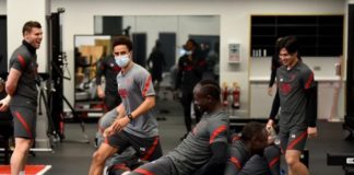 Quand Naby Keita s'amuse à faire des pompes avec Sadio Mané sur le dos !