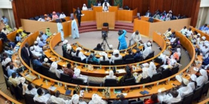 La mission d’information de l’Assemblée nationale composée d’une quinzaine de membres issus de la majorité, de l’opposition et des non-inscrits, a bouclé ses travaux. Les députés en charge d’enquêter sur l’utilisation des 750 milliards du Plan décennal de lutte contre les inondations, vont déposer aujourd’hui leur rapport sur la table du président de l’Assemblée nationale, Moustapha Niasse. D’après les infos de L’AS, c’est un rapport de près de 300 pages, lequel explique, en détails, la gestion des inondations sous Macky Sall. En plus des constats, les députés ont formulé des recommandations. Ces parlementaires seront également reçus par le président Macky Sall à qui le rapport sera transmis par l’Assemblée nationale. La Mission d’information a audité tous les acteurs concernés, notamment les ministres, les directeurs généraux, les populations etc. Après le dépôt du rapport, une séance plénière serait consacrée au dossier des inondations.