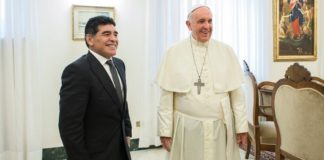 Le Pape François prie pour Diego Maradona, qu’il avait rencontré plusieurs fois