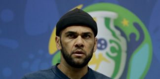 Daniel Alves cartonne le FC Barcelone