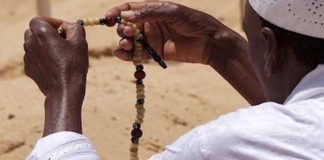 Un imam filmé nu, couche avec son amante avant d’aller diriger la prière du vendredi