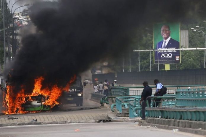 Côte d’Ivoire: Amnesty dénonce l’usage de machettes et d’armes à feu lors des violences électorales