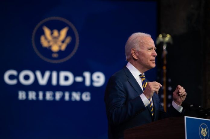 Covid-19: Joe Biden critique les retards dans la distribution des vaccins