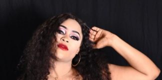 Noël : Moulée dans une robe sexy, Guigui met en valeur ses atouts
