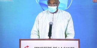 Ce vendredi 22 janvier 2021, le Ministère de la Santé et de l’Action sociale a reçu les résultats des examens virologiques ci-après. Sur 2270 tests réalisés, 300 sont revenus positifs, soit un taux de positivité de 13, 22 %. Les cas positifs sont répartis comme suit : 126 cas contacts suivis par les services sanitaires, aucun cas importé enregistré dans les différentes portes d’entrée du pays et 174 cas issus de la transmission communautaire répartis comme suit : Kaolack (25), Thiès (14),Touba (10), Maristes (8), Richard Toll (8), Dakar Plateau (7), Diourbel (6), Tivaouane (6), Hlm (5), Kédougou (5), Popeuguine (5), Médina (4), Ouakam (4), Ouest Foire (4), Koki (3), Guineguinéo (3), Amitié 3 (2), Bakel (2), Darah (2), Joal (2), Kébémer (2),Keur Massar (2), Khombole (2), Kolda (2), Liberté 3 (2), Liberté 5 (2), Liberté 6 (2), Nioro (2), Nord Foire (2), Yeumbeul (2), Castors (1), Cité Alioune Sow (1), Cité Enseigant (1), Diofiore (1), Fass Mbao (1), Gibratar (1), Grand Dakar (1), Guédiawaye (1), Hlm Grand Médine (1), Hkm Grand Yoff (1), Liberté 4 (1), Malika (1), Mamelles (1), Parcelles Assainies (1), Mbacké (1), Ndiakhhare(1), Passy (1), Pikine (1), Podor (1), Rufisque (1), Sicap Foire (1), Thiadiaaye (1), Ouakhinane Nimzat (1), Yaraakh (1), Yoff (1), Zack Mbao (1) , et Zone de Captage (1). 173 patients hospitalisés ont été contrôlés négatifs et déclarés guéris. 43 cas graves sont pris en charge dans les services de réanimation. Le ministère de la Santé a fait part de 9 décès ce jeudi 21 janvier 2021. L’état de santé des autres patients hospitalisés est stable. A ce jour, 24. 209 cas ont été déclarés positifs au Sénégal dont 20. 089 guéris, 561 décédés et donc 3. 558 sous traitement.