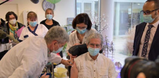 Face aux critiques, la France promet de vacciner aussi vite que ses voisins européens