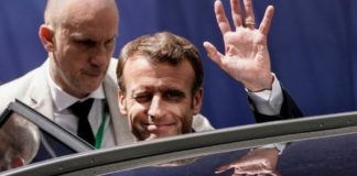 Covid-19: pour Macron, le vaccin ARN est "une Tesla" plus rapide à produire qu'une "Twingo"