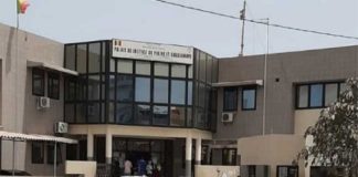 Guédiawaye : Ivre comme une polonaise, une serveuse dérobe le portable du client et l'insulte