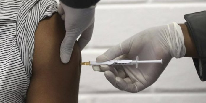 Covid-19: Emmanuel Macron propose de réserver des vaccins aux pays en développement