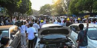 Birmanie: les protestataires bloquent les routes avec une «voiture en panne»