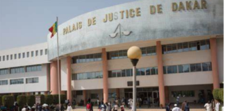 Aminata Camara caillasse la boutique de son ex-amant