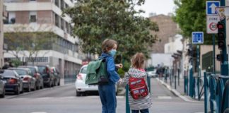 Covid-19 en France: profs, parents et élèves face à la fermeture des établissements scolaires