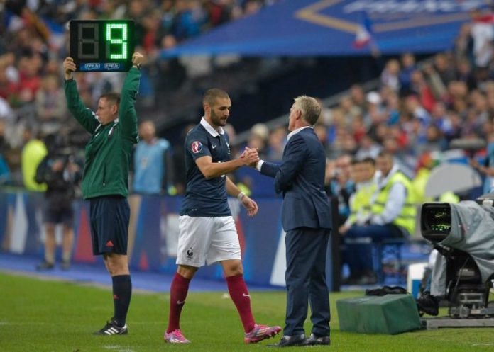 Image du jour : L’ accolade entre Didier Deschamps et Karim Benzema