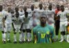 iGFM (Dakar) Le malaise du Danois Eriksen rappelle de terribles souvenirs sur les terrains de football. Au Cameroun par exemple, les exemples ne manquent pas. Camfoot s'en souvient. Les images du malaise cardiaque de Christian Eriksen, ce samedi lors du match Danemark-Finlande à l’Euro, ont ramené les amateurs de football à de tristes souvenirs anciens. Notamment celui de la mort des internationaux camerounais Marc-Vivien Foé et Patrick Ekeng. La détresse des spectateurs, les larmes aux yeux des coéquipiers danois, les secouristes appelés de toute urgence par l’arbitre... Les images diffusées à la télévision du malaise de Christian Eriksen, lors du match de l’Euro entre le Danemark et la Finlande, ont glacé le sang. Évacué après avoir reçu des massages cardiaques, le milieu de terrain danois a été transféré vers un hôpital dans un état stable. Ce qu’il s’est passé au Parken Stadium de Copenhague a renvoyé de terribles souvenirs aux amateurs du football, qui ont connu d’autres drames similaires ces dernières années. Foé et Ekeng Inévitablement, ces images ont notamment rappelé celles de la mort du footballeur camerounais Marc-Vivien Foé (28 ans) en 2003. À Lyon, le milieu de terrain s’était effondré sur la pelouse de Gerland lors de la demi-finale de la Coupe des confédérations contre la Colombie. Selon l’autopsie, il souffrait d’une malformation cardiaque. Ce drame, le premier de la sorte devant les caméras du monde entier, avait été un tournant pour le football. Et pourtant, 13 ans plus tard, le Cameroun perdait un autre joueur, dans des circonstances similaires. Le 6 mai 2016, pendant un match du championnat roumain, Patrick Ekeng s’écroule et succombe à un malaise, à 26 ans. Depuis, la FIFA a mis en place une série d’initiatives pour prévenir et sensibiliser les joueurs concernant les arrêts cardiaques. L’instance mondiale avait aussi revu ses examens médicaux, et développé la présence de défibrillateurs dans les stades de football. Cette dernière mesure, avant qu’elle ne permette l’évacuation de Christian Eriksen, avait permis au milieu anglais Fabrice Muamba de rester en vie, lors de son arrêt cardiaque subi en mars 2012 en plein match de Coupe d’Angleterre. Son cœur était reparti après 15 décharges électriques.