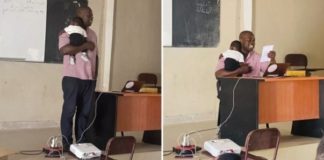 Un professeur porte le bébé d'une élève pour "saluer le courage de toutes les mères étudiantes"