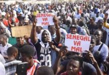 Dimanche 20 juin 2021, ils ont marché sur près de cinq (5) kilomètres à Kandiadiou, dans le département de Bounkiling, pour faire entendre leurs doléances au pouvoir central. Pas de route carrossable ni eau et ni électricité, la voix pathétique de ces populations du Nord-Est de Sédhiou annonce d’autres journées d’action plus corsées, pour exiger de l’Etat l’équité et la justice sociale et territoriale. La foule était nombreuse et compacte hier matin, dimanche 20 juin 2021, dans les rues tortueuses du Sonkodou, à hauteur du village de Kandiadiou, pour dénoncer avec impétuosité leur malvivre. Adama Ndiaye, leur porte-parole du jour, a crié haut et fort les doléances des populations locales. «Nous, populations de Sonkodou, nous sommes meurtries et oubliées par les autorités de ce pays et nous exigeons la reconnaissance de l’Etat. Depuis l’indépendance à nos jours, le Sonkodou, qui est traversé par plus de 75 villages et de gros villages avec plus de 90 kilomètres de long, n’a même pas de route carrossable pour se déplacer et évacuer nos produits de cru. Nous sommes asphyxiés par l’enclavement routier, en toutes saisons». Au rang des premières victimes d’un tel état de fait, se trouvent les femmes des villages du Sonkodou, dit-il. «Elles n’ont aucun moyen pour transformer les céréales que nous consommons le plus dans cette zone. Nous n’avons ni eau potable et ni structure de santé digne de ce nom. Ici, c’est comme si nous n’avons pas droit de tomber malades ; car à la moindre pathologie, c’est la mort. Beaucoup de femmes aussi perdent la vie en donnant la vie, c’est vraiment un triste sort qui s’abat sur notre terroir de Sonkodou, à la faveur d’une grosse négligence de nos gouvernants». Et ces populations, manifestement très remontées, de faire dans la menace : «nous de ce terroir du Sonkodou, nous souffrons et interpellons le chef de l’Etat, Macky Sall, sur notre sort ; car, nous autres aussi sommes des Sénégalais à part entière et non entièrement à part. Le Sonkodou n’a ni case de santé et ni électricité ; et le téléphone y est instable. Nous exigeons de l’Etat du Sénégal à mettre fin à cette injustice. Sinon, nous allons continuer à nous mobiliser et passer à une vitesse supérieure. Et nous sommes prêts à tout, quitte à y laisser nos vies, pour sortir de cette torpeur permanente», a souligné, avec hargne, le porte-parole des marcheurs, Adama Ndiaye Sud Quotidien