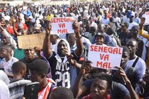 Dimanche 20 juin 2021, ils ont marché sur près de cinq (5) kilomètres à Kandiadiou, dans le département de Bounkiling, pour faire entendre leurs doléances au pouvoir central. Pas de route carrossable ni eau et ni électricité, la voix pathétique de ces populations du Nord-Est de Sédhiou annonce d’autres journées d’action plus corsées, pour exiger de l’Etat l’équité et la justice sociale et territoriale. La foule était nombreuse et compacte hier matin, dimanche 20 juin 2021, dans les rues tortueuses du Sonkodou, à hauteur du village de Kandiadiou, pour dénoncer avec impétuosité leur malvivre. Adama Ndiaye, leur porte-parole du jour, a crié haut et fort les doléances des populations locales. «Nous, populations de Sonkodou, nous sommes meurtries et oubliées par les autorités de ce pays et nous exigeons la reconnaissance de l’Etat. Depuis l’indépendance à nos jours, le Sonkodou, qui est traversé par plus de 75 villages et de gros villages avec plus de 90 kilomètres de long, n’a même pas de route carrossable pour se déplacer et évacuer nos produits de cru. Nous sommes asphyxiés par l’enclavement routier, en toutes saisons». Au rang des premières victimes d’un tel état de fait, se trouvent les femmes des villages du Sonkodou, dit-il. «Elles n’ont aucun moyen pour transformer les céréales que nous consommons le plus dans cette zone. Nous n’avons ni eau potable et ni structure de santé digne de ce nom. Ici, c’est comme si nous n’avons pas droit de tomber malades ; car à la moindre pathologie, c’est la mort. Beaucoup de femmes aussi perdent la vie en donnant la vie, c’est vraiment un triste sort qui s’abat sur notre terroir de Sonkodou, à la faveur d’une grosse négligence de nos gouvernants». Et ces populations, manifestement très remontées, de faire dans la menace : «nous de ce terroir du Sonkodou, nous souffrons et interpellons le chef de l’Etat, Macky Sall, sur notre sort ; car, nous autres aussi sommes des Sénégalais à part entière et non entièrement à part. Le Sonkodou n’a ni case de santé et ni électricité ; et le téléphone y est instable. Nous exigeons de l’Etat du Sénégal à mettre fin à cette injustice. Sinon, nous allons continuer à nous mobiliser et passer à une vitesse supérieure. Et nous sommes prêts à tout, quitte à y laisser nos vies, pour sortir de cette torpeur permanente», a souligné, avec hargne, le porte-parole des marcheurs, Adama Ndiaye Sud Quotidien