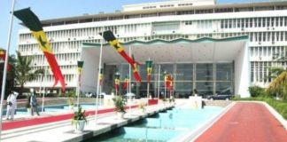 Même si le Sénégal a ratifié la Convention des Nations-Unies contre la corruption (Uncac) et la Convention des Nations-Unies contre la criminalité transnationale organisée (Untoc), il pêche encore dans leur mise en œuvre notamment sur le point relatif à la mise en place d’un dispositif juridique et institutionnel approprié en charge du recouvrement des avoirs. Conscient de cela, le ministère de la Justice en collaboration avec l’ensemble des acteurs impliqués, a initié des réformes dans le Code pénal sénégalais avec entre autres objectifs, la création d’un organe chargé de la gestion des biens saisis ou confisqués et du recouvrement. Selon l’exposé des motifs, il s’agit de l’Office national de recouvrement des avoirs criminels (Onrac) qui, agissant sur mandat de justice, devra superviser les biens saisis ou confisqués, les gérer et s’il y a lieu, procéder à leur aliénation ou leur recouvrement, d’après l’exposé des motifs parcouru par Le Soleil. Il faut signaler que l’Onrac est un établissement public administratif jouissant de l’autonomie financière et placé sous la tutelle administrative du Ministère chargé de la Justice et la tutelle financière du Ministère chargé des Finances. Sa mise en place permettra au Sénégal de se conformer à ses engagements internationaux, notamment les articles 99 et suivants de la Directive n°02/2015/CM/UEMOA du 02 juillet 2015 relative à la lutte contre le blanchiment de capitaux et le financement du terrorisme, l’article 31 de la Convention internationale de Mérida sur la Corruption et l’article 16 de la convention de l’Union Africaine sur la prévention et la lutte contre la corruption. Ces instruments mettent à la charge des Etats Parties, l’obligation de réglementer l’administration et la gestion par les autorités compétentes des moyens et produits des infractions définies par ces conventions. Le document relève que les stratégies nationales de lutte contre la corruption (2020-2024) et le blanchiment de capitaux ainsi que le financement du terrorisme (2019-2024) de l’Ofnac et de la Centif, s’inscrivent dans cette perspective dans la mesure où elles placent la question du recouvrement au cœur de leurs actions. Ce qui, d’après le texte, nécessite « un certain nombre de mesures en lien avec celles prévues par les instruments internationaux et régionaux pour lever les obstacles pour un mécanisme de recouvrement d’avoir efficace ». Ainsi donc, le projet de création et de mise en place d’un organe de gestion et de recouvrement des avoirs criminels a pour objectif de « mieux prendre des questions de cette nature ». Il vise à donner mission à cet organe la centralisation de la gestion de tout bien saisi lors de procédures pénales afin de garantir l’effectivité des confiscations en tant que peine complémentaire. Le document précise, dans la foulée, que les biens meubles ou immeubles susceptibles de saisie ou de confiscation ne se gèrent pas tout seul. Leur gestion, au-delà de la centralisation, nécessite une expertise et des moyens suffisants. Et, il s’est trouvé que les juridictions ne sont pas préparées à la gestion ou à l’administration des biens. « C’est pourquoi, il est essentiel que l’organe dans son organisation soit pluridisciplinaire, pour pouvoir prendre en charge tous les aspects en rapport avec tout type de bien et les circonstances particulières de chaque cas d’espèce ». « L’Onrac exécutera les confiscations au nom du procureur de la République lorsque celles-ci portent sur des biens meubles ou immeubles, même s’ils ne lui ont pas été confiés. Sauf en cas d’affectation, l’organe procède ensuite à la vente de ces biens, et s’il y a lieu, aux formalités de publication et, dans tous les cas, jusqu’à leur vente, aux actes d’administration nécessaires à leur conservation et à leur valorisation », lit-on dans le texte. Financement du terrorisme Selon l’exposé des motifs du projet de loi modifiant le Code pénal, tous les pays de l’Uemoa sont régis par la Directive n°02/2015/CM/Uemoa du 02 juillet 2015 relative à la lutte contre le blanchiment de capitaux et le financement du terrorisme. Or, cette directive, dans la définition des infractions de financement, ne couvre pas tous les faits qui peuvent s’y rapporter conformément aux normes du GAFI (40 recommandations et 11 résultats immédiats). C’est pourquoi, lors de l’évaluation mutuelle du dispositif sénégalais de lutte contre le blanchiment de capitaux et le financement du terrorisme, intervenue en 2017, ces insuffisances ont été relevées. La loi 2018-03 du 23 février 2018 relative à la lutte contre le blanchiment de capitaux et le financement du terrorisme étant une loi uniforme, l’on ne peut y toucher. Il convenait en conséquence de combler les insuffisances relevées en adoptant des dispositions législatives nouvelles au niveau national à travers une modification du Code pénal. Les faits à prendre en compte sont notamment les combattants terroristes étrangers ; le financement de voyages d’un terroriste ou d’un groupe terroriste à des fins de terrorisme ; l’organisation de voyages à des fins de terrorisme ; le financement d’un terroriste ou d’un groupe terroriste à toutes fins; le recel ou la non dénonciation de personne ayant commis un acte de terrorisme ou recherchée de ce fait par la justice ; la non-dénonciation d’un acte terroriste tenté ou consommé. A noter également qu’avec la fusion de la loi n°2004-09 du 06 février 2004 relative à la lutte contre le blanchiment de capitaux et la loi n°2009-16 du 02 mars 2009 relative au financement du terrorisme donnant naissance à la loi n°2018-03 du 23 février 2018 relative à la lutte contre le blanchiment de capitaux et au financement du terrorisme, la référence à ces lois dans les dispositions contenues dans le Code pénal (articles 8 alinéa 2 et 279-4) ne se justifiait plus. D’où la nécessité des « corrections utiles ». Pour des soucis de cohérence, le délai de prescription fixé à 07 ans pour le blanchiment de capitaux est aussi retenu pour l’infraction de financement du terrorisme. Piraterie maritime Le projet de loi qui sera soumis aux députés vise également à réprimer les faits de piraterie maritime tels que spécifiés dans la Convention des Nations sur le droit de la mer du 10 décembre 1982. « Il est urgent d’adapter notre législation interne aux instruments internationaux ratifiés par le Sénégal notamment cette convention ». Si le Code de la Marine marchande en son article 675 prévoit l’infraction de piraterie maritime et y attache une peine, il n’en donne pas pour autant une définition assez explicite. Il convient ainsi de corriger cette imprécision, par l’élaboration d’un cadre juridique spécifiquement consacré à la répression de la piraterie. Il devra compléter la nouvelle loi, adoptée récemment et relative à l’encadrement de l’exercice de l’action de l’État en mer tout en donnant aussi compétence, aux juridictions sénégalaises pour connaître des faits de piraterie maritime conformément au droit international. Association de malfaiteurs L’autre objectif visé dans ce présent projet de loi, c’est de modifier l’article 238 du Code pénal qui prévoit l’infraction d’association de malfaiteurs, laquelle ne couvre que l’association ou l’entente établie en vue de préparer ou de commettre des crimes et délits contre les personnes ou les propriétés. « Pour prendre en compte les éléments de définition de la bande organisée prévue dans la Convention des Nations unies contre la criminalité organisée, il est proposé une réécriture qui aura le mérite de couvrir une palette assez large d’infractions », relève l’exposé des motifs.