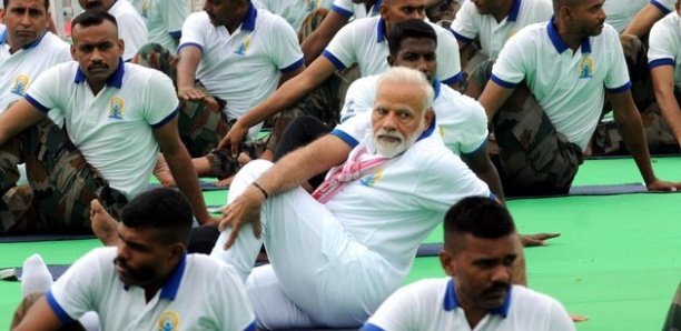 Faire du yoga face au Covid ? En Inde, l'idée est vantée par le premier ministre Modi