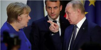 Une semaine après la rencontre entre Joe Biden et Vladimir Poutine à Genève, la France et l’Allemagne proposent d’organiser un sommet du même acabit pour l’Union européenne. PUBLICITÉ Avec notre correspondant à Bruxelles, Pierre Bénazet C’est une proposition parmi d’autres et elle sera évoquée, ce jeudi 24 juin, au premier jour du sommet des chefs d’États et de gouvernements de l’Union européenne où la question de la Russie sera au programme, avec notamment l’examen du rapport demandé au chef de la diplomatie européenne Josep Borrell sur les orientations stratégiques de la relation future avec Moscou. La proposition franco-allemande pour un nouveau mode de relation avec la Russie comprend entre autres l’idée d’avoir des échanges directs avec Vladimir Poutine. Une des formules pourrait être un sommet UE-Russie avec uniquement les dirigeants des institutions européennes comme ce qui se faisait régulièrement avant 2014 et la crise ukrainienne puis l’annexion de la Crimée – ou alors avec un nombre restreint de chefs d’États et de gouvernements. Se préparer à un bras de fer C’est là une des idées que la France et l’Allemagne mettent en avant pour envisager l’avenir des relations avec la Russie. Le rapport de Josep Borrell sur la stratégie des relations avec le Kremlin est apparemment trop consensuel pour l’axe franco-allemand qui veut aller plus loin dans la possibilité d’un rapprochement avec Moscou. Mais les deux capitales préconisent aussi que l’UE se prépare à un bras de fer éventuel et envisagent des sanctions contre certains secteurs de l’économie russes car les sanctions personnelles se sont montrées insuffisamment efficaces. L’empoisonnement de l’opposant Alexeï Navalny semble avoir eu raison de l’indulgence de l’Allemagne envers la Russie et Angela Merkel pour son dernier grand sommet serait désormais prête à donner à l’Union européenne une position plus ferme face à Moscou.