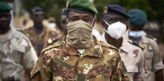 Deux semaines jour pour jour après son second coup d'État en neuf mois, le colonel Assimi Goïta prête serment ce lundi 7 juin à Bamako, au Centre international de conférences. C'est devant la Cour suprême qu'il sera investi comme chef de l'État. PUBLICITÉ Avec notre correspondant à Bamako, Serge Daniel Les faits et gestes du colonel Assimi Goïta seront scrutés à la loupe ce lundi. Portera-t-il, pour la cérémonie, son célèbre treillis beige et kaki ou sera-t-il dans un costume strict ? Son discours est également attendu après la prestation de serment. La communauté internationale attend de lui une clarification sur la durée de la transition. Dans son communiqué annonçant la destitution du président de transition Bah N'Daw et son Premier ministre, Assimi Goïta avait annoncé les élections générales pour 2022. Va-t-il aujourd'hui préciser le calendrier qui prévoit le scrutin pour fin février 2022 comme le souhaitent plusieurs pays dont la France ? Pour ce que certains appellent « le grand oral » du colonel Goïta, plusieurs pays européens seront représentés, mais pas au niveau des ambassadeurs. En langage diplomatique, cela veut dire : « Nous ne sommes toujours pas rassurés, nous attendons de voir la suite. » Mais le nouveau président de la transition pourra reconnaître, parmi les présents à sa cérémonie d’investiture, les cheveux rares et blancs de El-Ghassim Wane, nouveau représentant spécial du secrétaire général des Nations unies au Mali. Là, il s'agit de signe de neutralité. La question du calendrier électoral préoccupe Cette nomination fait du colonel le dirigeant officiel du Mali, et suscite beaucoup d’espoir chez la population, constate notre envoyé spécial à Bamako, Sidy Yansané. Désormais, les citoyens attendent de cette nouvelle équipe qu’elle restaure l’unité du Mali. Newsletter Recevez toute l'actualité internationale directement dans votre boite mail Je m'abonne « Nous voulons que le Premier ministre et le président s'entendent bien pour le bonheur et l'intérêt supérieur de la nation. Ça veut dire qu'il ne faut pas qu'ils soient au pouvoir pour leurs propres intérêts ou pour leurs proches. Tout ce qu'ils cherchent à faire, c'est sauver le Mali », estime un Bamakois. La prise de pouvoir par le haut gradé rassure même certains Bamakois, déçus des politiques : « Je veux que les militaires gardent le pouvoir pour bien finir la transition. » La transition doit, justement, s’achever par des élections générales en février et mars prochains, d’après le calendrier imposé par les instances régionales et internationales. Un délai compliqué à tenir, selon Salikou Sanogo, vice-président de l’URD – le parti de la figure de l’opposition aujourd’hui décédée, Soumaïla Cissé – et membre du Mouvement du 5 juin : « On a perdu neuf mois à tergiverser. Et maintenant qu'il nous reste dix mois, c'est difficile de pouvoir faire les communales, les élections de cercle, les régionales, les législatives, la Constitution, le Sénat, la présidentielle. Pour cela, il faut s'assoir et discuter pour que l'on ait des élections propres et transparentes. » Le Premier ministre pourrait être nommé dans la foulée de l’investiture. Choguel Maïga, président du Comité stratégique du M5, reste le favori.