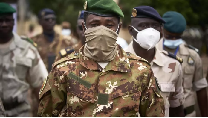 Deux semaines jour pour jour après son second coup d'État en neuf mois, le colonel Assimi Goïta prête serment ce lundi 7 juin à Bamako, au Centre international de conférences. C'est devant la Cour suprême qu'il sera investi comme chef de l'État. PUBLICITÉ Avec notre correspondant à Bamako, Serge Daniel Les faits et gestes du colonel Assimi Goïta seront scrutés à la loupe ce lundi. Portera-t-il, pour la cérémonie, son célèbre treillis beige et kaki ou sera-t-il dans un costume strict ? Son discours est également attendu après la prestation de serment. La communauté internationale attend de lui une clarification sur la durée de la transition. Dans son communiqué annonçant la destitution du président de transition Bah N'Daw et son Premier ministre, Assimi Goïta avait annoncé les élections générales pour 2022. Va-t-il aujourd'hui préciser le calendrier qui prévoit le scrutin pour fin février 2022 comme le souhaitent plusieurs pays dont la France ? Pour ce que certains appellent « le grand oral » du colonel Goïta, plusieurs pays européens seront représentés, mais pas au niveau des ambassadeurs. En langage diplomatique, cela veut dire : « Nous ne sommes toujours pas rassurés, nous attendons de voir la suite. » Mais le nouveau président de la transition pourra reconnaître, parmi les présents à sa cérémonie d’investiture, les cheveux rares et blancs de El-Ghassim Wane, nouveau représentant spécial du secrétaire général des Nations unies au Mali. Là, il s'agit de signe de neutralité. La question du calendrier électoral préoccupe Cette nomination fait du colonel le dirigeant officiel du Mali, et suscite beaucoup d’espoir chez la population, constate notre envoyé spécial à Bamako, Sidy Yansané. Désormais, les citoyens attendent de cette nouvelle équipe qu’elle restaure l’unité du Mali. Newsletter Recevez toute l'actualité internationale directement dans votre boite mail Je m'abonne « Nous voulons que le Premier ministre et le président s'entendent bien pour le bonheur et l'intérêt supérieur de la nation. Ça veut dire qu'il ne faut pas qu'ils soient au pouvoir pour leurs propres intérêts ou pour leurs proches. Tout ce qu'ils cherchent à faire, c'est sauver le Mali », estime un Bamakois. La prise de pouvoir par le haut gradé rassure même certains Bamakois, déçus des politiques : « Je veux que les militaires gardent le pouvoir pour bien finir la transition. » La transition doit, justement, s’achever par des élections générales en février et mars prochains, d’après le calendrier imposé par les instances régionales et internationales. Un délai compliqué à tenir, selon Salikou Sanogo, vice-président de l’URD – le parti de la figure de l’opposition aujourd’hui décédée, Soumaïla Cissé – et membre du Mouvement du 5 juin : « On a perdu neuf mois à tergiverser. Et maintenant qu'il nous reste dix mois, c'est difficile de pouvoir faire les communales, les élections de cercle, les régionales, les législatives, la Constitution, le Sénat, la présidentielle. Pour cela, il faut s'assoir et discuter pour que l'on ait des élections propres et transparentes. » Le Premier ministre pourrait être nommé dans la foulée de l’investiture. Choguel Maïga, président du Comité stratégique du M5, reste le favori.