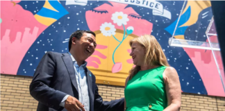 Les électeurs new-yorkais sont appelés à se prononcer sur la course pour la mairie mardi 22 juin. Des primaires républicaines et démocrates, mais les Républicains étant impopulaires dans la ville, le candidat démocrate en tête aura toutes les chances d’être élu maire en novembre prochain. PUBLICITÉ Avec notre correspondante à New York, Loubna Anaki « J’ai voté pour Kathryn Garcia en premier et Maya Wiley en deuxième, confie une électrice. J’aimerai bien qu’une femme soit élue maire. » Dans ce bureau de vote du Queens, les votants semblent avoir une préférence bien claire. Jean-Eric Branaa, maître de conférences à l’université Paris-II-Panthéon-Assas : «Un nouveau système qui laisse le jeu très ouvert» Romain Lemaresquier Mais si Catherine Garcia et Maya Wiley sont bien placées dans les sondages, c’est Eric Adams, un ancien capitaine de police, qui serait en tête des 13 candidats démocrates en lice. Longtemps donné favori, Andrew Yang, ancien candidat à la présidentielle de 2020, a lui perdu du terrain ces dernières semaines. Rarement une primaire aura été aussi disputée à New York, où les électeurs attendent beaucoup. « Sortir de la crise du Covid-19, investir au sein des minorités longtemps oubliées. Tout ce qui concerne les gens autour de nous et ceux qui ont vraiment besoin d’aide », martèle un votant. Newsletter Recevez toute l'actualité internationale directement dans votre boite mail Je m'abonne La hausse de la criminalité, notamment les fusillades, est également une des préoccupations de nombreux New-Yorkais. « J’aimerais pouvoir dormir sans avoir l’impression d’être dans une zone de guerre. Quand ça tire, c’est perturbant ! » se plaint une électrice. « En tant qu’Asiatique-Américaine, avec toutes les attaques violentes, la sécurité dans les rues m’inquiète beaucoup », explique une autre. ► À lire aussi : États-Unis: qui pour succéder à Bill de Blasio à la mairie de New York ? Lutte entre modérés et centristes Le gagnant de cette primaire démocrate sera en toute logique élu maire de cette ville considérée comme un bastion démocrate. Une lutte intestine au sein du parti au pouvoir à la Maison Blanche qui finalement devrait contenter l’aile centriste de cette formation politique. « Les candidats qui sortent du lot, Eric Adams et Catherine Garcia, sont deux candidats qui se ressemblent, qui sont des professionnels, qui sont des Biden au niveau local, estime Jean-Eric Branaa, maître de conférences à l’université Paris-II-Panthéon-Assas, au micro de Romain Lemaresquier, du service International de RFI. Mais cela ne reflète pas du tout ce qu'a été New York ces dernières années, notamment avec Bill de Blazio, qui était très progressiste. Et 30% des New-Yorkais étaient plutôt dans cette mouvance d'aller vers du progressisme et de l'écologie, et un changement de paradigme dans la société. Donc on va plus retrouver cela sur l'ensemble des États-Unis, côte est et côte ouest, qu'à New York, cette fois-ci. » Une fois les bureaux de vote fermés, il faudra quelques jours pour connaître les résultats de ces primaires.