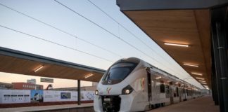 Les impactés du Train express régional (TER) qui voulaient organiser une marche pour dénoncer les lenteurs de l’affection de leurs terrains, ont été finalement stoppés par le préfet de Pikine qui a interdit la procession. Mais ils ont été reçus par le gouverneur de la région de Dakar. Selon "L'As" qui vend la mèche, à l’issue de la rencontre, arborant des brassards rouges, les impactés du TER ont tenu un point de presse pour exprimer leur mécontentement. Malgré la promesse du chef de l’Etat, ils attendent toujours leur site de recasement. Ils promettent de se faire entendre dans les prochains jours.