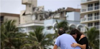 L'interminable attente pour les proches après l'effondrement d'un immeuble près de Miami