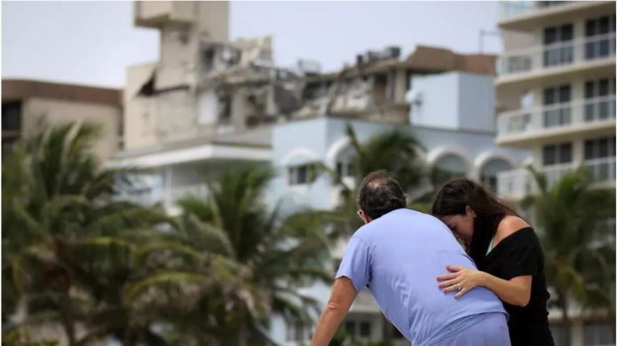 L'interminable attente pour les proches après l'effondrement d'un immeuble près de Miami