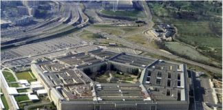 Les États-Unis ont tué dans des frappes des combattants de milices soutenues par l'Iran à la frontière irako-syrienne, dimanche 27 juin, en riposte à la multiplication des attaques de drones contre leurs intérêts en Irak. PUBLICITÉ « Une poignée de combattants » du Hachd al-Chaabi en Irak ont été tués dans les frappes aériennes menées dimanche par les États-Unis, a indiqué lundi cette influente coalition de paramilitaires pro-Iran. Le Pentagone a annoncé avoir frappé des milices soutenues par l'Iran en Irak et en Syrie voisine. « Sur ordre du président Biden, les forces militaires des États-Unis ont mené des frappes aériennes défensives de précision contre des installations utilisées par des milices soutenues par l'Iran dans la région de la frontière Irak-Syrie », a indiqué le porte-parole du Pentagone John Kirby dans un communiqué dimanche. Des frappes qui ont visé des centres opérationnels et des dépôts d'armes situés dans deux endroits en Syrie et un endroit en Irak. « Nous avons déjà dit que nous ne resterions pas silencieux face à la présence des forces d'occupation américaines qui va à l'encontre de notre constitution et du vote des députés (...) Nous vengerons le sang de nos martyrs », a ajouté la coalition regroupant l'ensemble des forces pro-Iran en Irak, dont certaines factions agissent parfois hors du cadre du Hachd. Au moins cinq combattants de milices irakiennes soutenues par l'Iran ont été tués et plusieurs autres blessés, a annoncé l'Observatoire syrien des droits de l'homme (OSDH), une organisation non gouvernementale basée à Londres qui s'appuie sur un vaste réseau de sources en Syrie. Le Premier ministre irakien Moustafa al-Kazimi a dénoncé les frappes américaines, estimant qu'il s'agissait d'une « violation flagrante de la souveraineté » de son pays. C'est la deuxième opération de ce genre depuis l'arrivée au pouvoir du président Biden. Une frappe dans l'est de la Syrie avait tué en février plus d'une vingtaine de combattants, selon l'OSDH. Multiplication des attaques de drones Newsletter Recevez toute l'actualité internationale directement dans votre boite mail Je m'abonne Les intérêts américains en Irak ont été la cible d'attaques répétées ces derniers mois. Les États-Unis accusent systématiquement les factions pro-Iran d'en être responsables. « Les cibles ont été sélectionnées car ces installations sont utilisées par des milices soutenues par l'Iran qui sont impliquées dans des attaques à l'aide de véhicules aériens non-habités (UAV) contre des personnels et des installations américaines en Irak », a ajouté le porte-parole du Pentagone. « Le président Biden a été clair sur le fait qu’il fera le nécessaire pour protéger le personnel américain », a expliqué le porte-parole du Pentagone, rapporte notre correspondante à New York Loubna Anaki. Depuis le début de l'année, plus de quarante attaques ont visé les intérêts des États-Unis dans le pays, y compris des sites utilisés par la CIA et les forces spéciales. Près de 2 500 soldats américains sont déployés dans le cadre d'une coalition internationale de lutte contre le groupe jihadiste État islamique. L'utilisation nouvelle des drones est un casse-tête pour la coalition car ces engins volants peuvent échapper aux batteries de défense C-RAM, installées par l'armée américaine pour défendre ses troupes. Un drone « chargé de TNT », selon les autorités kurdes, s'est écrasé en avril sur le QG de la coalition à l'aéroport d'Erbil, dans le nord de l'Irak. Un « drone piégé » s'est également écrasé en mai sur la base aérienne irakienne d'Aïn al-Assad abritant des Américains. Et début juin, trois drones ont visé l'aéroport de Bagdad, où sont aussi déployés des soldats américains et cinq roquettes ont été tirées sur une base aérienne où opèrent des entreprises américaines. Les États-Unis estiment que Téhéran utilise ces milices armées et ces attaques contre les Américains pour mettre la pression sur Washington et obtenir la levée des sanctions. Interrogé sur ces frappes à son retour de week-end à la Maison Blanche, Joe Biden a expliqué qu’il ferait une déclaration ce lundi sur ces opérations militaires.